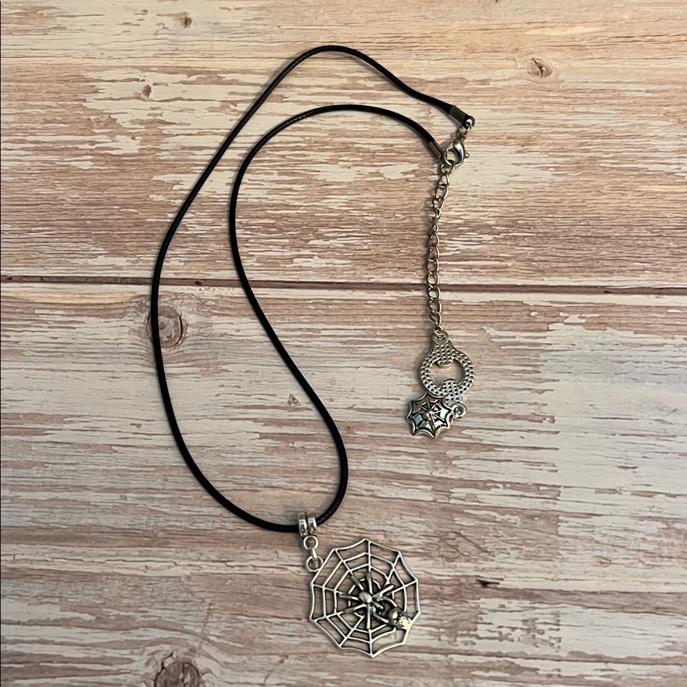 NWT Spider Web Pendant Necklace - Picture 8 of 12